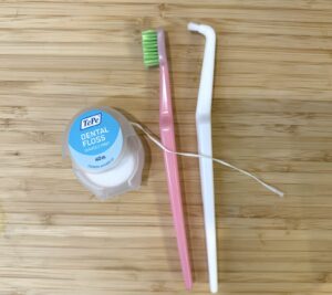 デンタルサロンナチュール銀座の三種の神器。デンタルフロス、ワンタフトブラシ、ラウンド加工毛のTEPE歯ブラシ