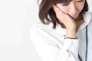 OLポートレート・ミドル女性(白バック) - マウスピース矯正/ホワイトニング/美容歯科は銀座の歯医者|デンタルサロンナチュール銀座